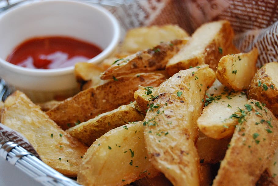 Potato Wedges with Garlic Sauce
